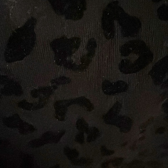 Snow Leopard Sweatshirt 🖤🐆 - Picture 6 of 12